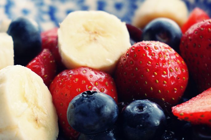 antioxidant-banana-berries-1120581.jpg